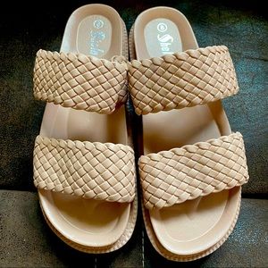 Womens Shein Sandals size 8 fits true to size 7.5